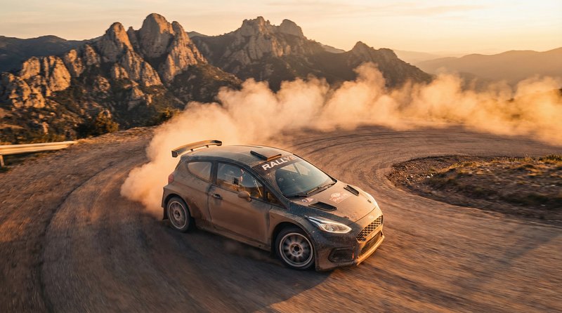 明星跑车视频分享：山路拉力赛